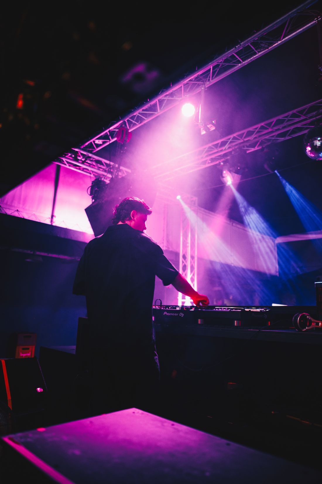 Párraga Music DJing a festival stage with lights in Costa Rica