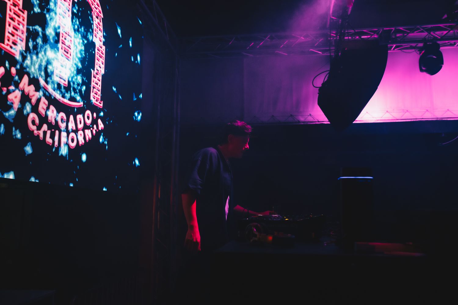 Párraga Music DJ set with stage lighting at a Guanacaste nightlife event